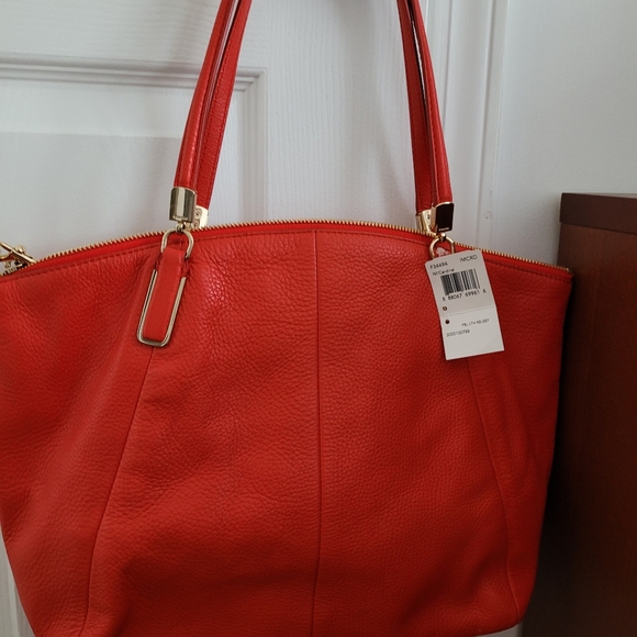 COACH WOMAN BRAND NEW LEATHER RED BAG WITH GOLD ZIPPER , SIZE MEDIUM - Picture 2 of 5